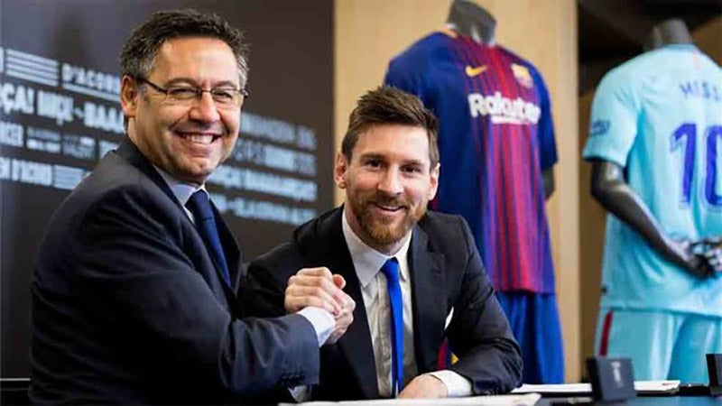 Messi y Bartomeu tras una renovación del argentino 