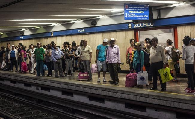 Habitantes de la CDMX en la estación Zócalo