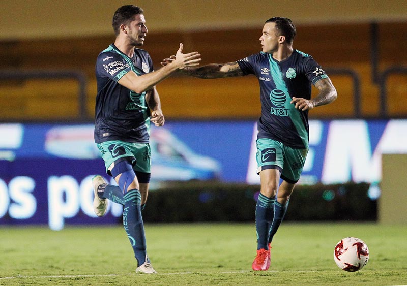 Santiago Ormeño y Christian Tabó celebran un gol