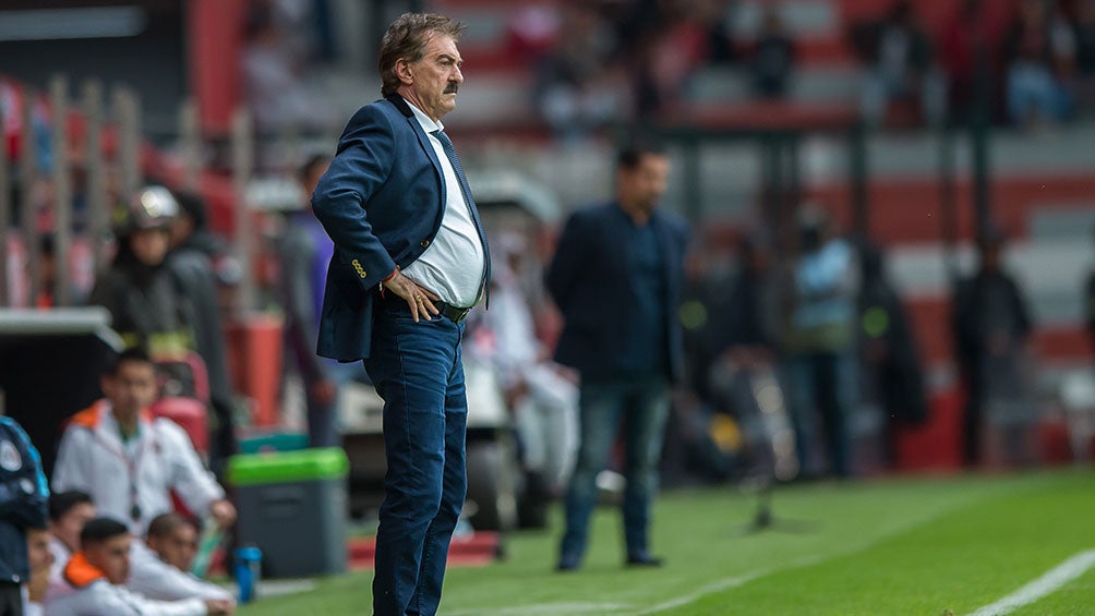 Ricardo La Volpe en un partido con Toluca