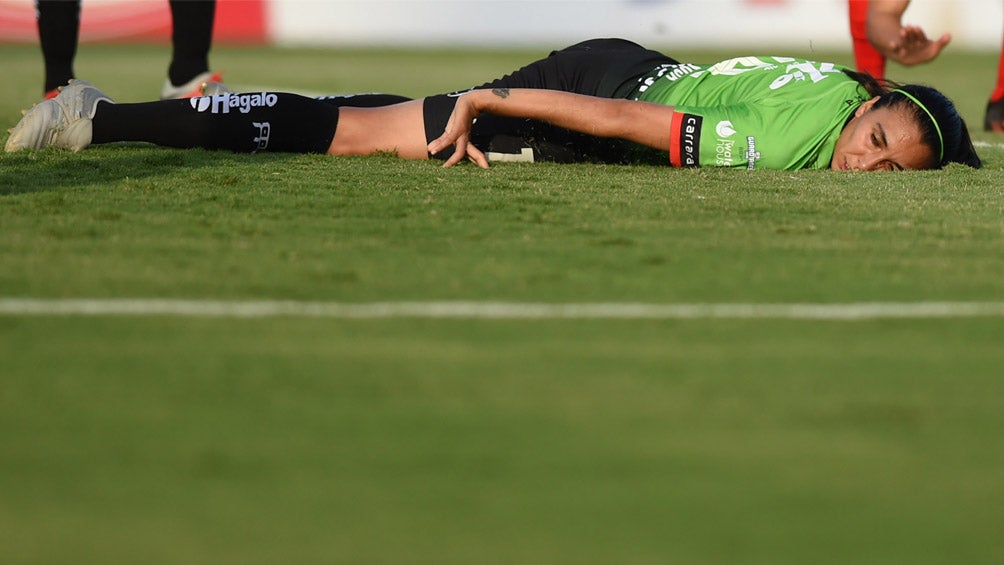 Melissa Sosa queda tendida en el campo tras acción