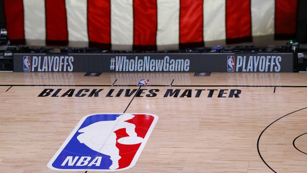 Cancha vacía tras el arranque del juego de los playoffs de la NBA