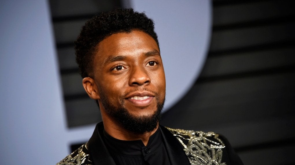 Chadwick Boseman sonríe en una presentación