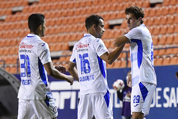 Jugadores de Cruz Azul festejan un gol