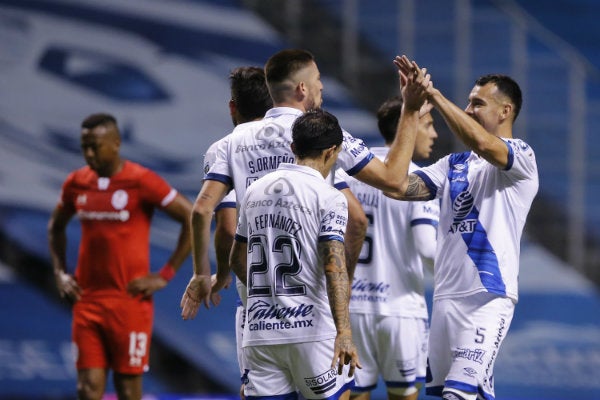 Jugadores del Puebla celebran uno de sus goles