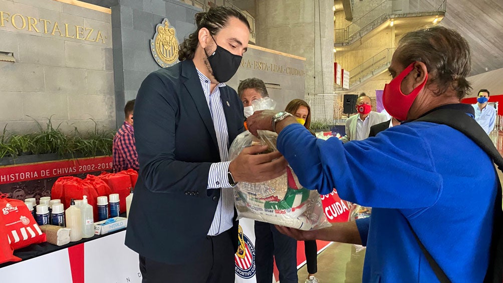 Amaury Vergara entrega los paquetes de comida a las personas 