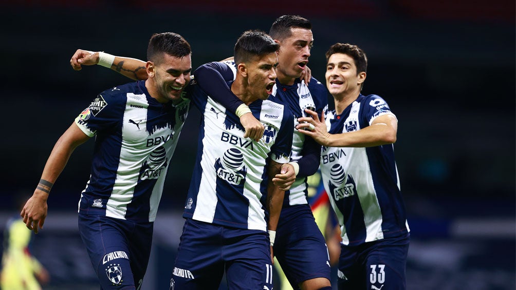 Jugadores de Rayados festejan una anotación