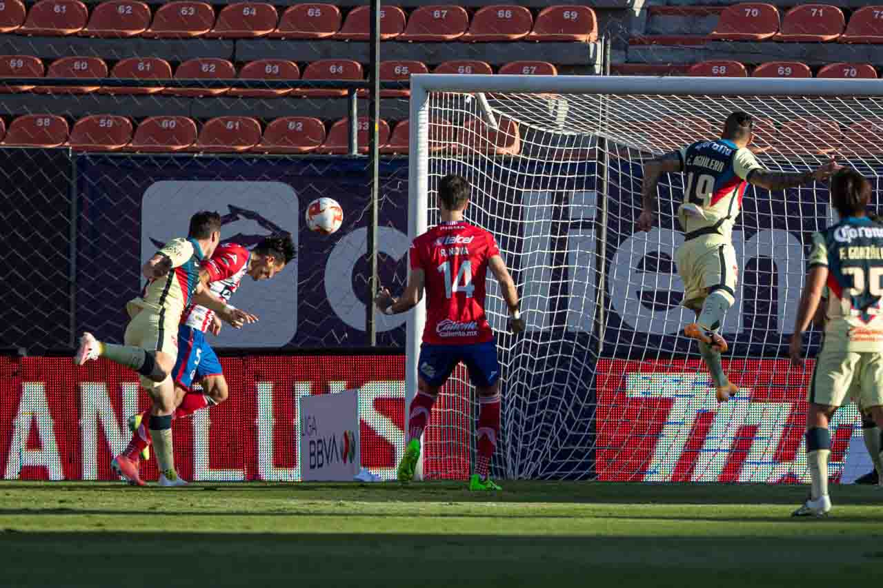 Ramiro González remata a puerta de Ochoa