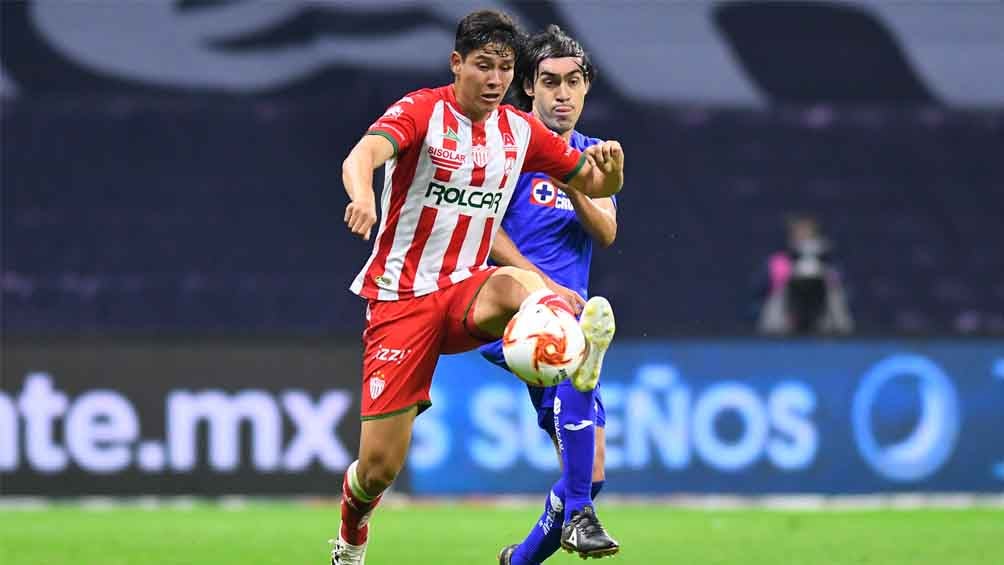 José Joaquín lucha por la pelota contra su rival