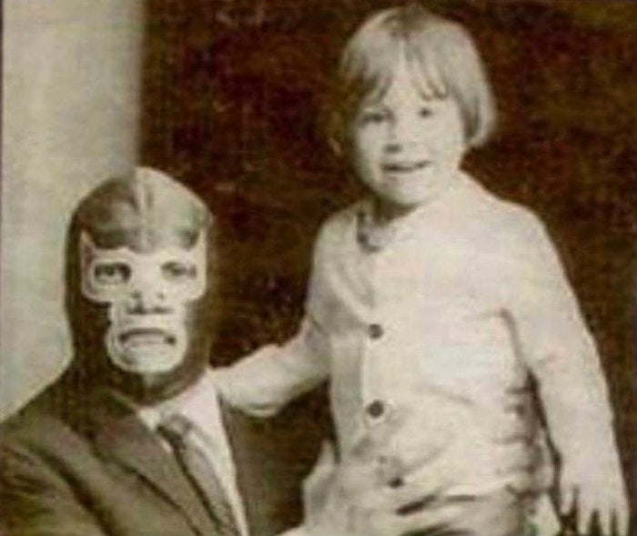 Blue Demon al adoptar a Blue Demon Jr.