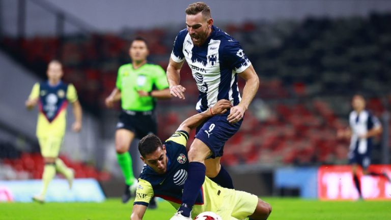 Janssen y Cáceres peleando por un balón