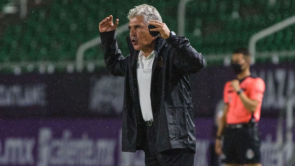 Tuca Ferretti da indicaciones durante el duelo ante Mazatlán 