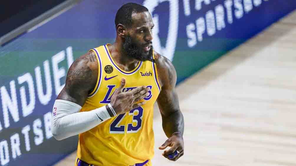 LeBron festeja una anotación 