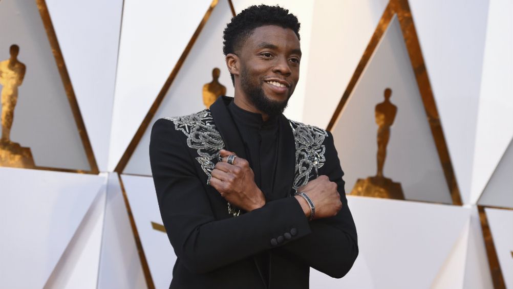 Chadwick Boseman en una alfombra roja de ‘Black Panther’