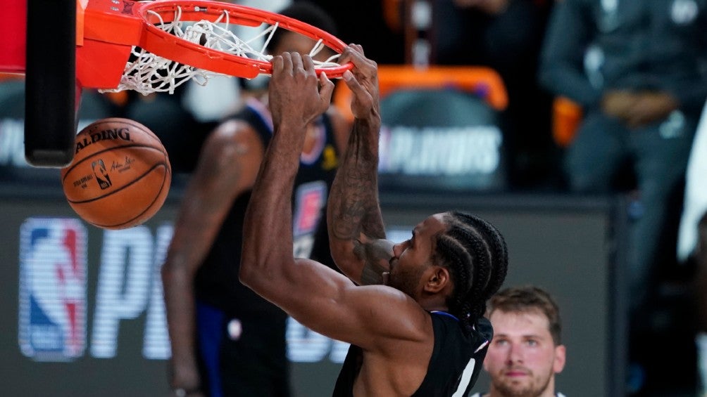 Kawhi Leonard la clava ante la mirada de Doncic