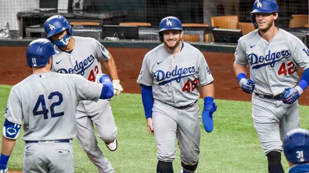 Jackie Robinson festeja junto a sus compañeros