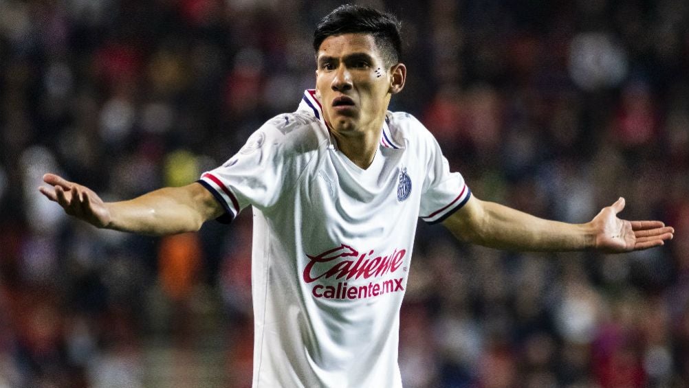 Uriel Antuna en reclamo con Chivas