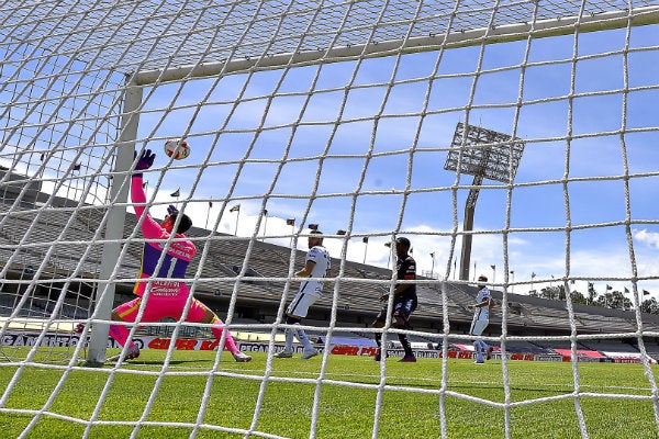 Alfredo Talavera atajando con Pumas