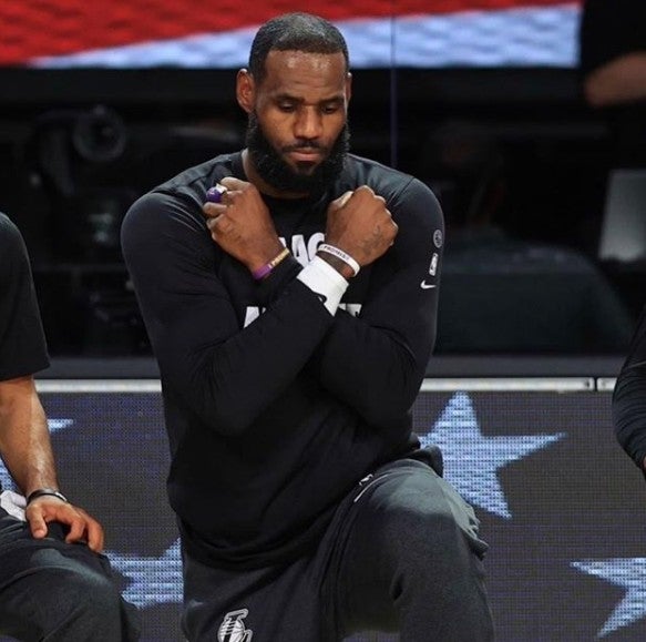 LeBron James haciendo homenaje a Chadwick Boseman