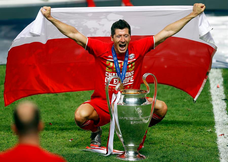 El delantero polaco celebra el título de Champions League