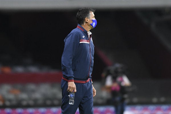 El entrenador del Cruz Azul durante un partido con La Máquina