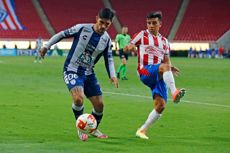 El Pocho en el partido contra Chivas