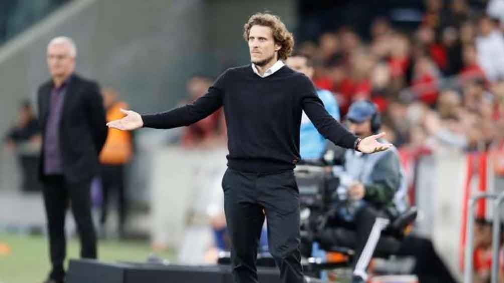 Diego Forlán protesta tras una acción