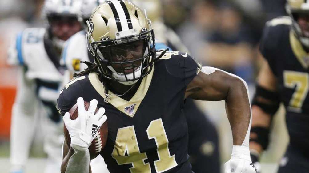 Alvin Kamara se escapa con el ovoide