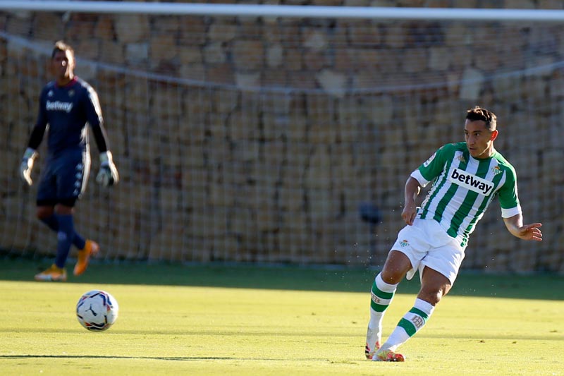 El centrocampista en un juego con el Betis