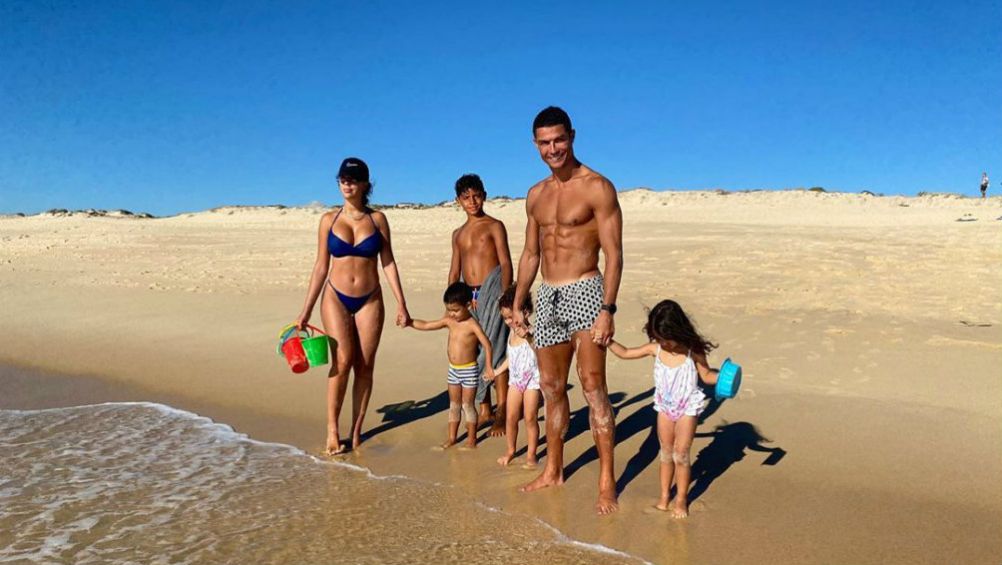 Cristiano Ronaldo y su familia en la playa