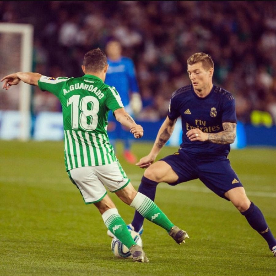 Andrés Guardado durante un partido con Betis