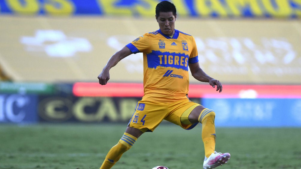 Hugo Ayala en partido con Tigres