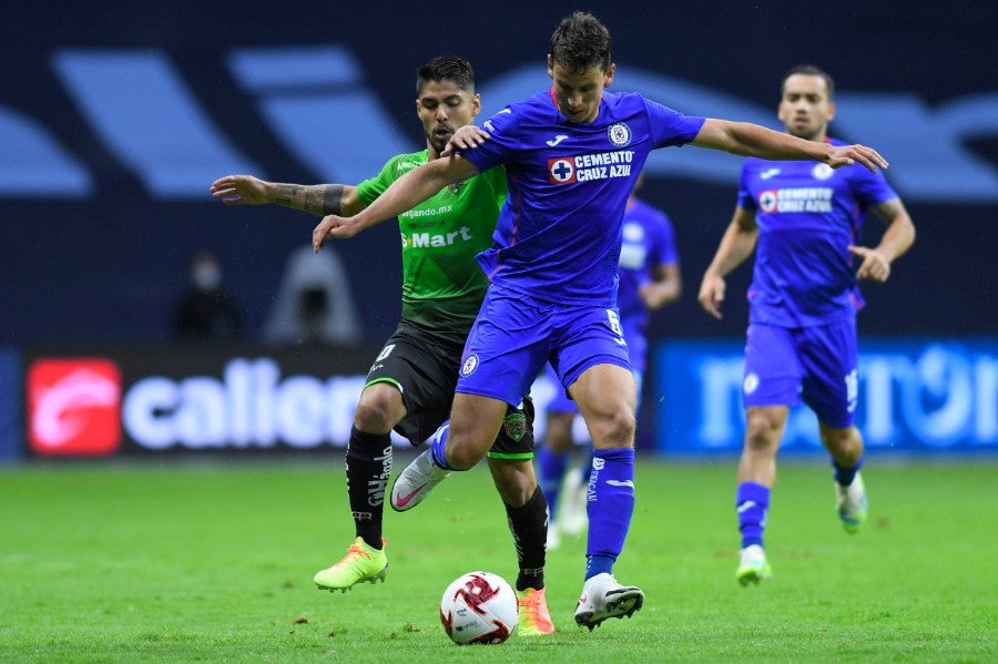 Igor Lichnovsky durante un partido con Cruz Azul