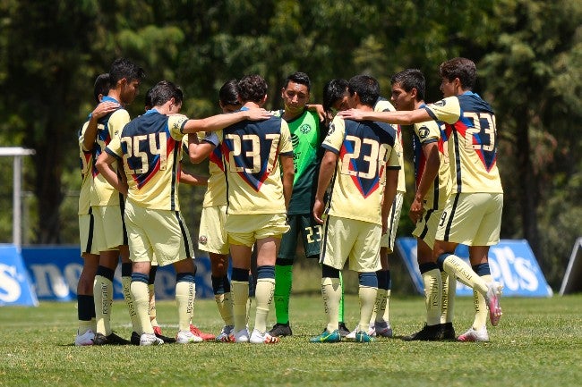 Jugadores de las Águilas Sub 17 platican antes de un encuentro