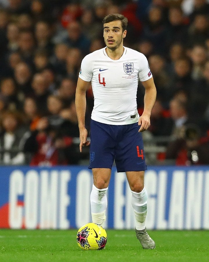 Harry Winks durante un partido con Inglaterra