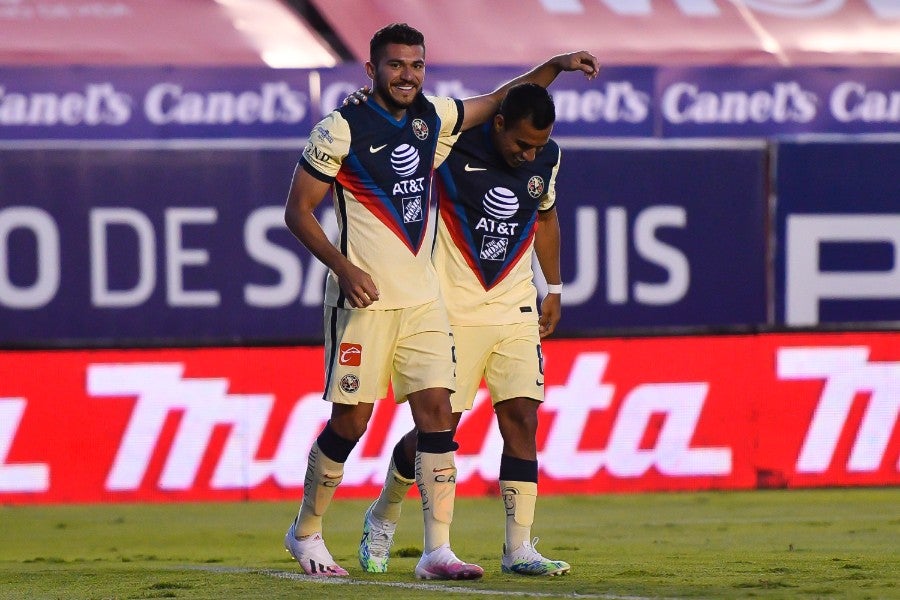 Martín y Escoboza celebran gol ante Atlético de San Luis