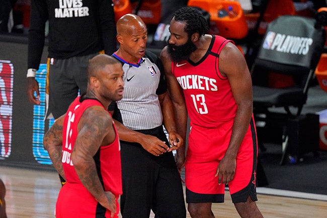 James Harden reclama a un árbitro