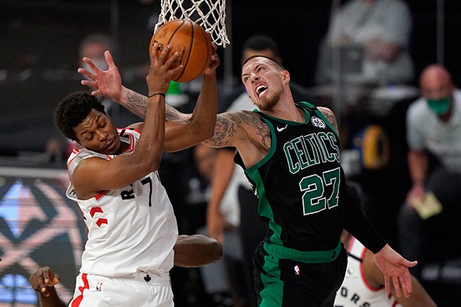 Theis y Lowry batallan por el balón