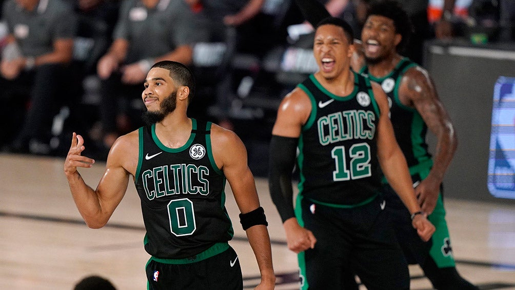 Tatum celebra una anotación