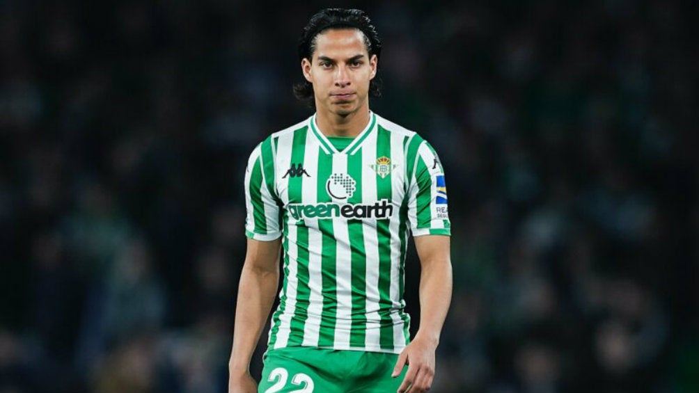 Diego Lainez en partido con Betis