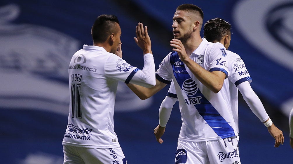 Jugadores de Puebla festejan un gol