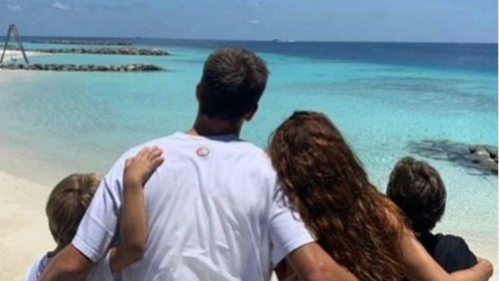 Piqué, Shakira y sus pequeños en la playa