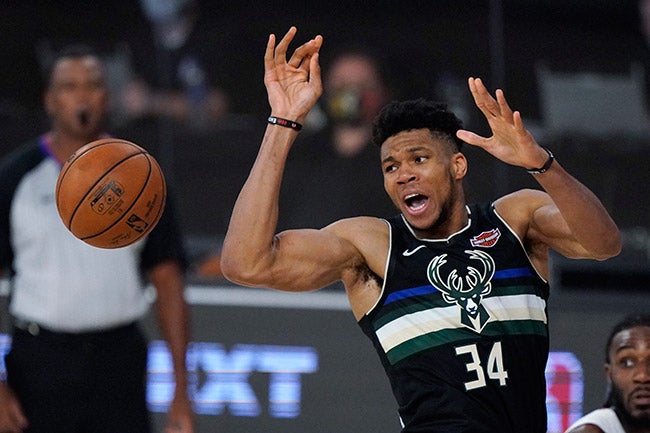 Antetokounmpo suelta el balón