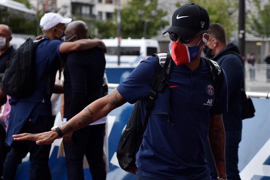 El brasileño llegando a un estadio