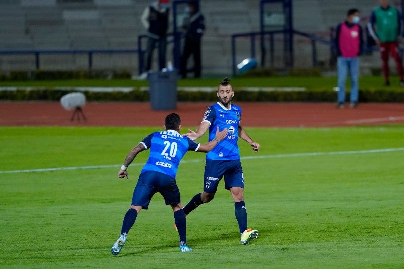 Vegas y Sánchez felicitándose en el juego ante Pumas 