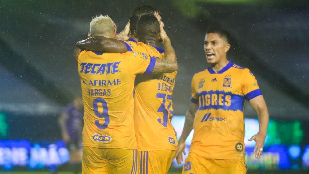 Jugadores de Tigres celebran un gol