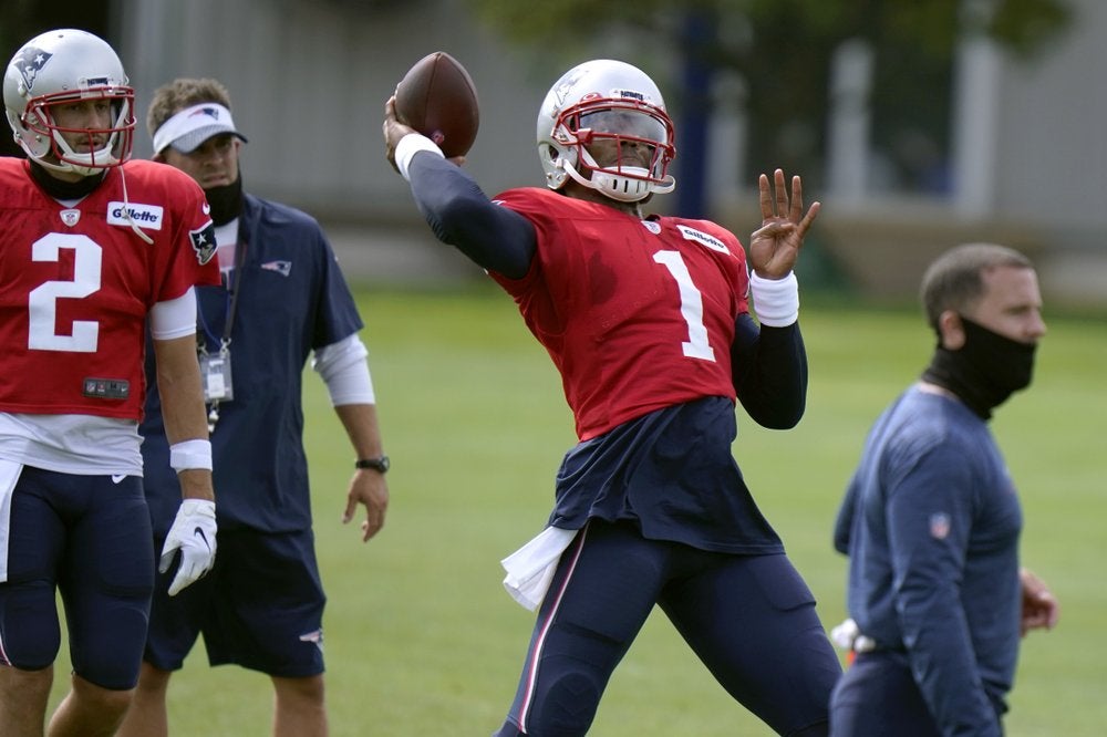 Cam se prepara para lanzar el ovoide en una práctica de los Pats 