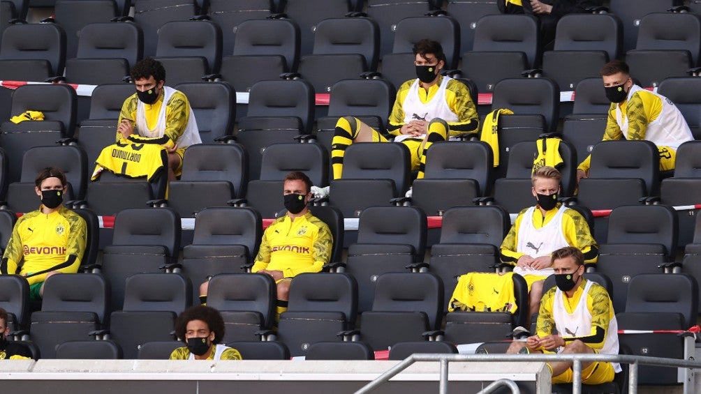 Jugadores suplentes del Borussia Dortmund, en la tribuna