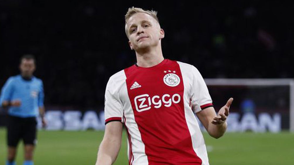 Van de Beek durante un duelo con el Ajax 