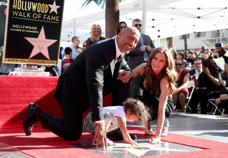 Dwayne Johnson presumen su estrella en el paseo de la fama